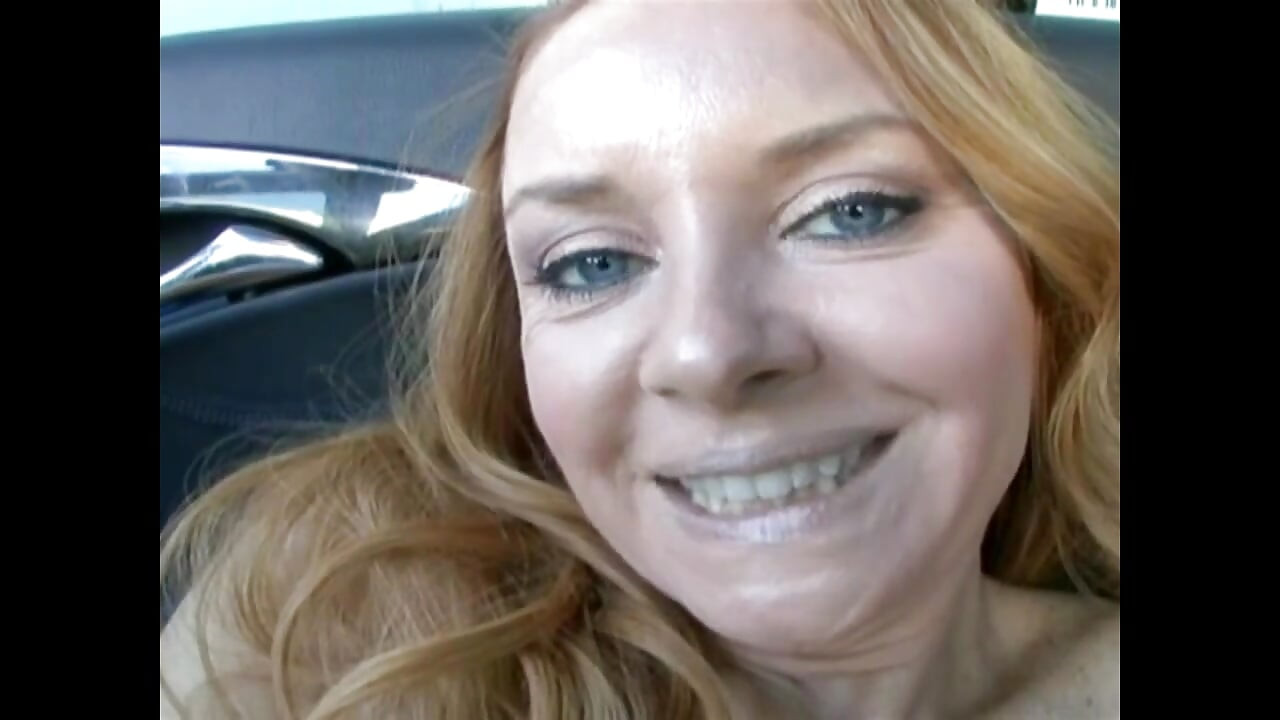 Puta sexy cavalga um pau em um carro