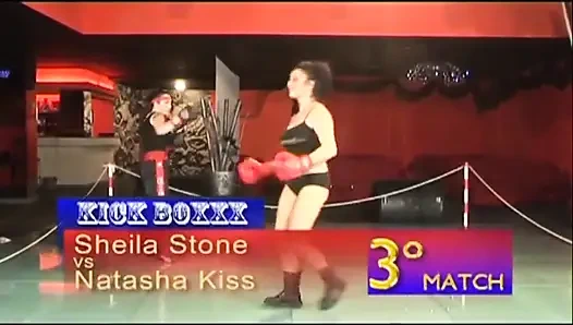 Лесбиянке, лизающей киску, пронзили рукой в ринге