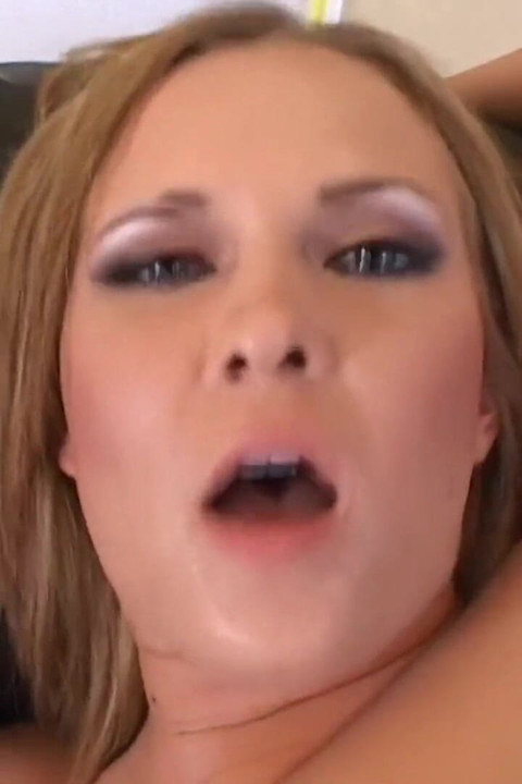 スラットは巨大なペニスをしゃぶり、その後両方の穴で同時に突かれる