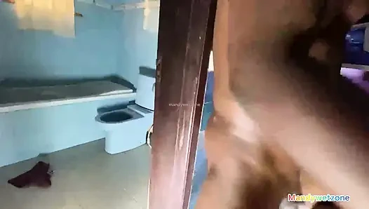 Ich ging das wochenende an meinem freund platz, aber am ende ficke sie ihren verlobten in der toilette