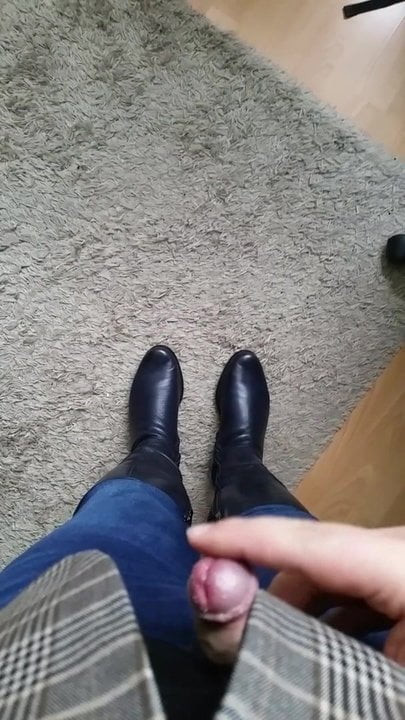 Sissy Jannis Mueller masturbate