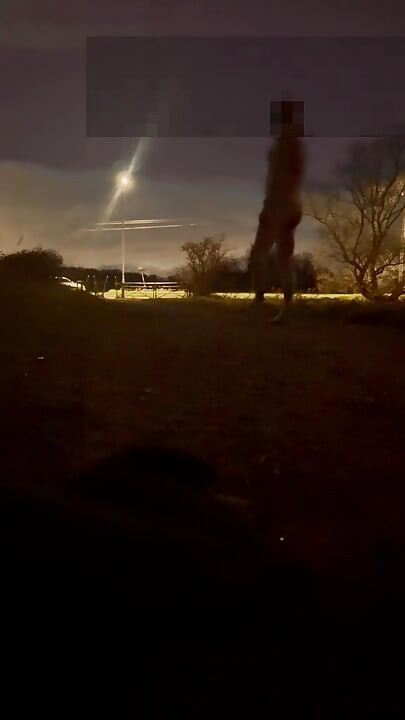 Stripte nøgen og barfodet på en bane ved en vej, slog mit hårde kød, da biler passerede