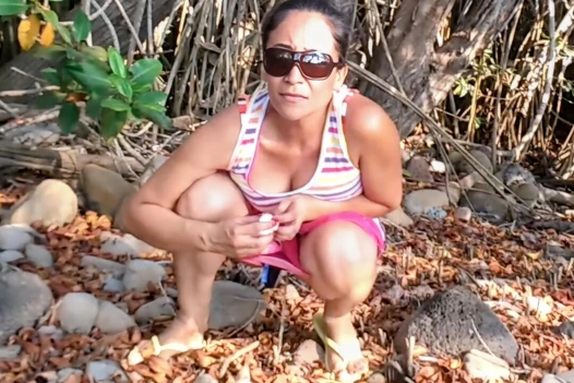 SEXY REIFE EHEFRAU MIT EINER HÜBSCHEN MUSCHI WIRD BEIM PINKELN AM STRAND ERWISCHT