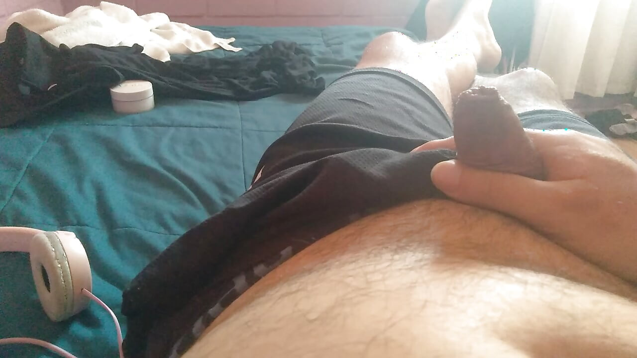 자지를 뽐내는 걸 좋아하는 젊은 남자