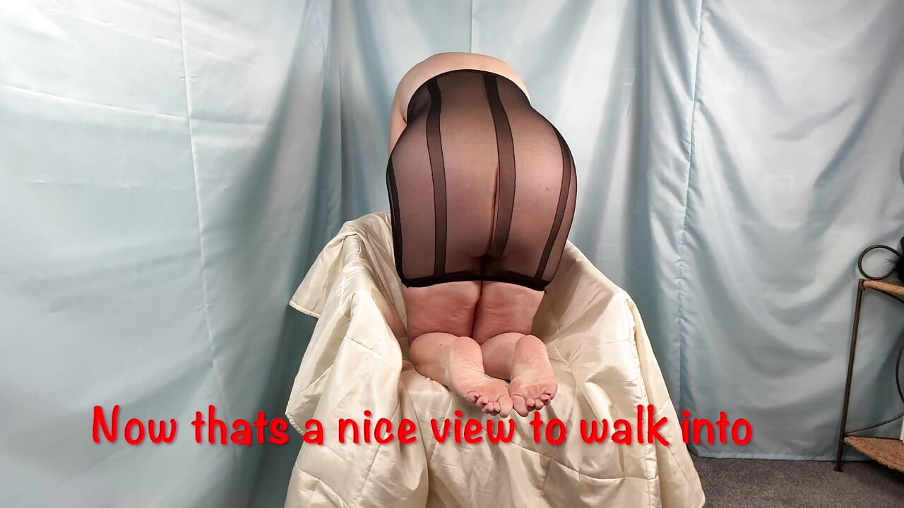 Η κυρία Mature Feet επιτρέπει στο Footboy της να διασκεδάσει 391