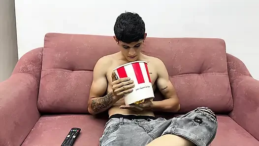 Azgın arkadaş, zengin penisini seksi Latin arkadaşı için patates kızartmalarının içine koydu. Gerçek Ev Yapımı Seksle Bitiyor