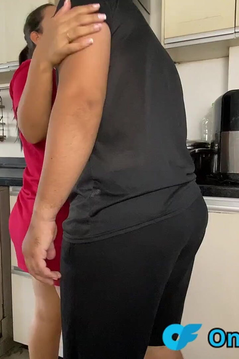 Colega de quarto me fode duro na cozinha