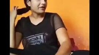 Menina mostrando seus peitos em videochamada