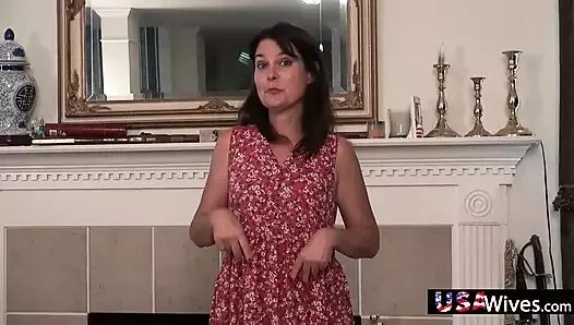 USA Wives - une MILF américaine montre sa robe et ce qu’elle se cache sous
