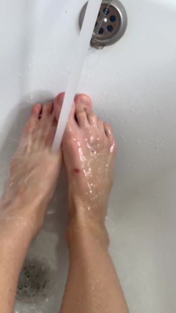 Het is zo lekker in de badkuip - grote lange benen plagen je - wil je ze likken?