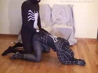 Spidergirl xấu hổ