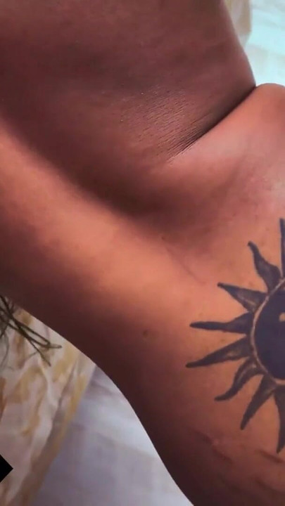 صغير الأبنوس في سن المراهقة كس ضيق ممتد من قبل الديك الأبيض الكبير في اللعنة الهواة | مقطع 2