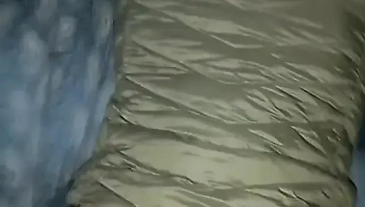 Samael nggak bisa berhenti masukin kontolnya ke dalam memekku, gaya doggy amatir