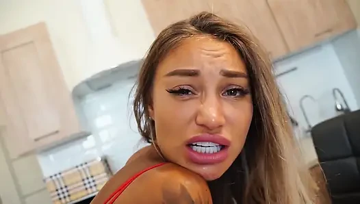 Monika Fox ve Elen Million büyük dildo sikişi ve ağzı mutfakta fışkırtıyor
