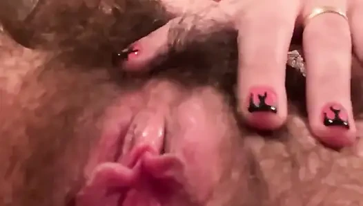 Leck meine haarige muschi sauber