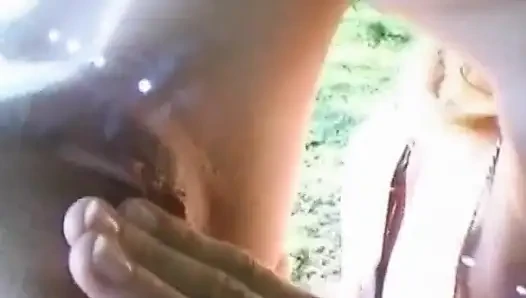 Красивые лесбухи лижут киску и мастурбируют игрушкой на улице