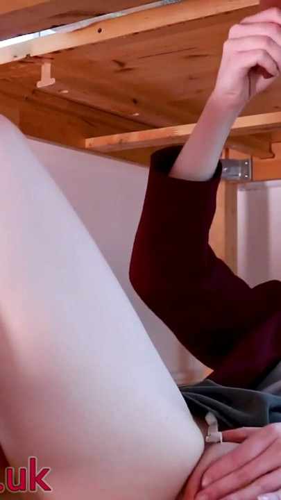 Éjaculation massive, table de traite d’écolière | Clip 2