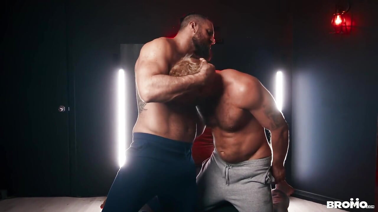 Muškarci - Mateo Tomas dobiva od Chucka Conrada - Chuck Conrad, Mateo Tomas