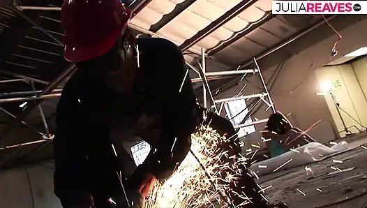 Cewek semok latina dengan tubuh aduhai ini pengen ngocok kontol sampai dicrot di mulut