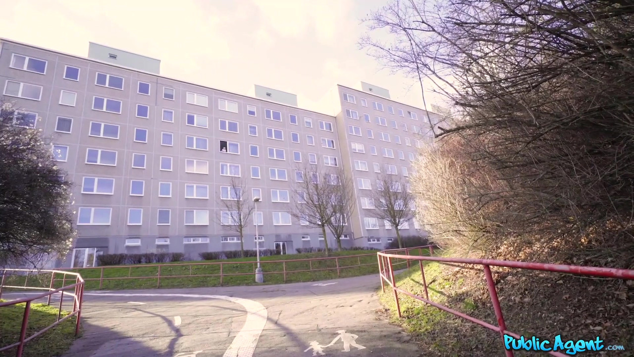 Public Agent - 娇小的西班牙18岁少女，阴户流白浆，身材苗条，在大学数学上遇到了麻烦