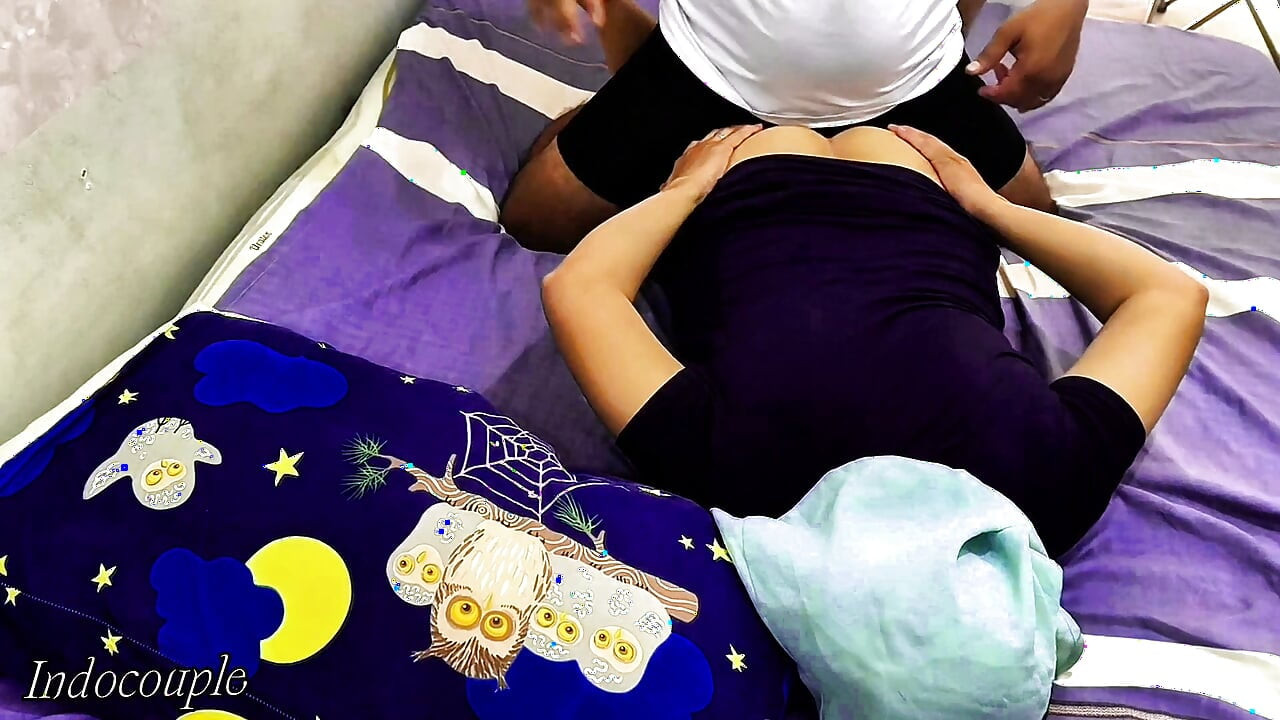 미니스커트 케바야 입은 섹시한 여자랑 관능적인 팬티 마사지