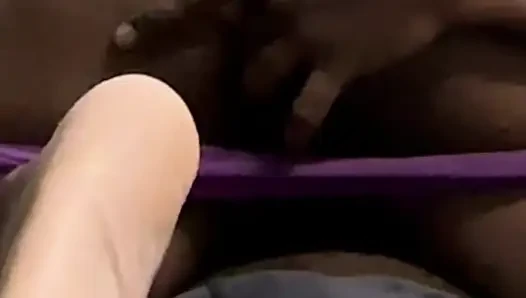 Ibu berteriak ketika aku menggosok memeknya