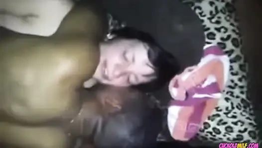 Tante seksi selingkuh sama pria lain atas ijin suami. Aku dan teman-temanku suka banget dientot habis-habisan sama besar