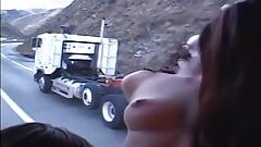 Duża orgia w jadącej furgonetce na drodze