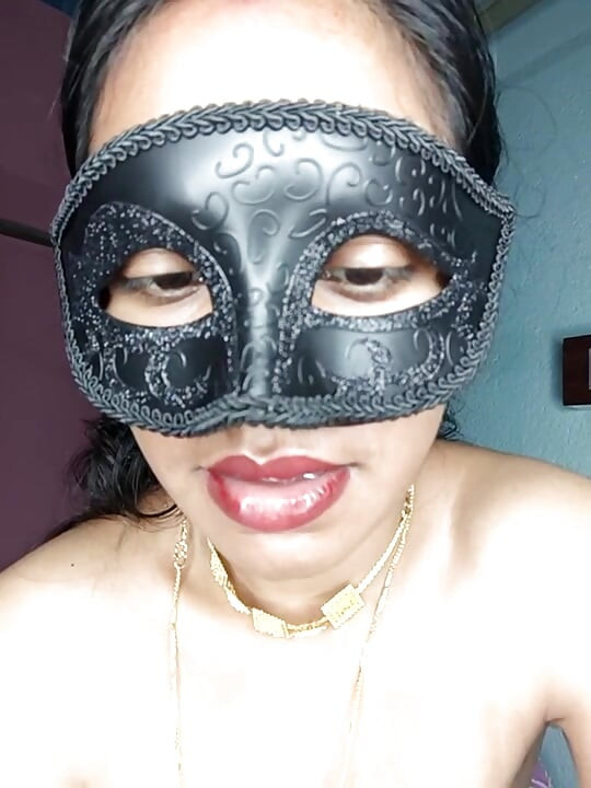 Pyaasi bahu sasur ko samne rakhke apni pussy karke dikhaya