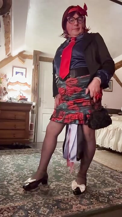 แต่งตัวในกระโปรงสั้นลายดอกไม้ในตอนเย็น