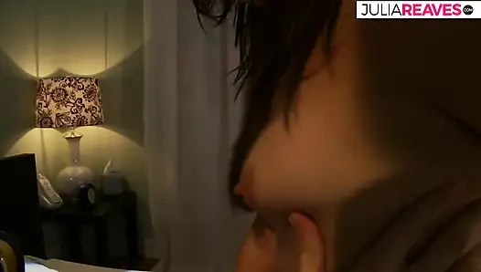 Seksi kız amcığını yalatıyor ve parmaklıyor ve sonra büyük bir yarağa biniyor ve boşalma