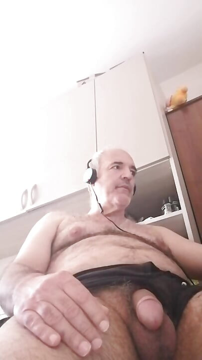 Ich masturbiere meinen harten Schwanz und genieße es wie ein Schwein, während ich einen Pornofilm schaue!