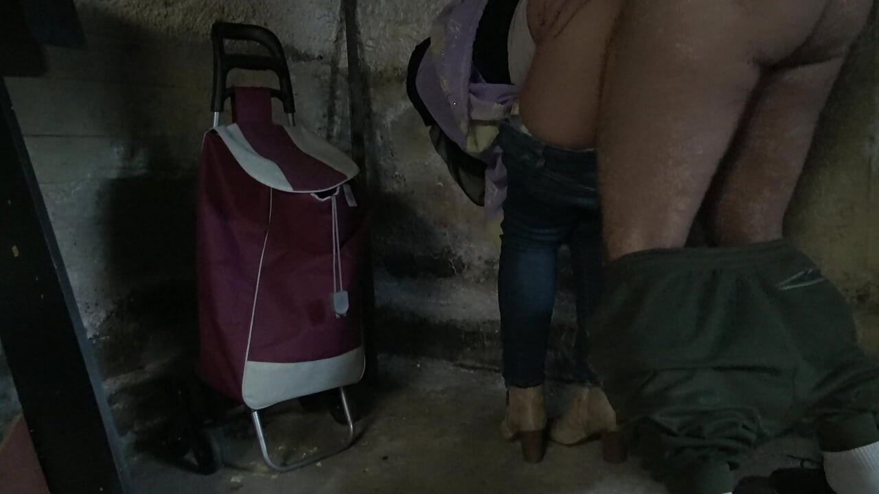 Σύριος πρόσφυγας πιάστηκε από Γερμανό σπιτονοικοκύρη - ANAL FICKEN