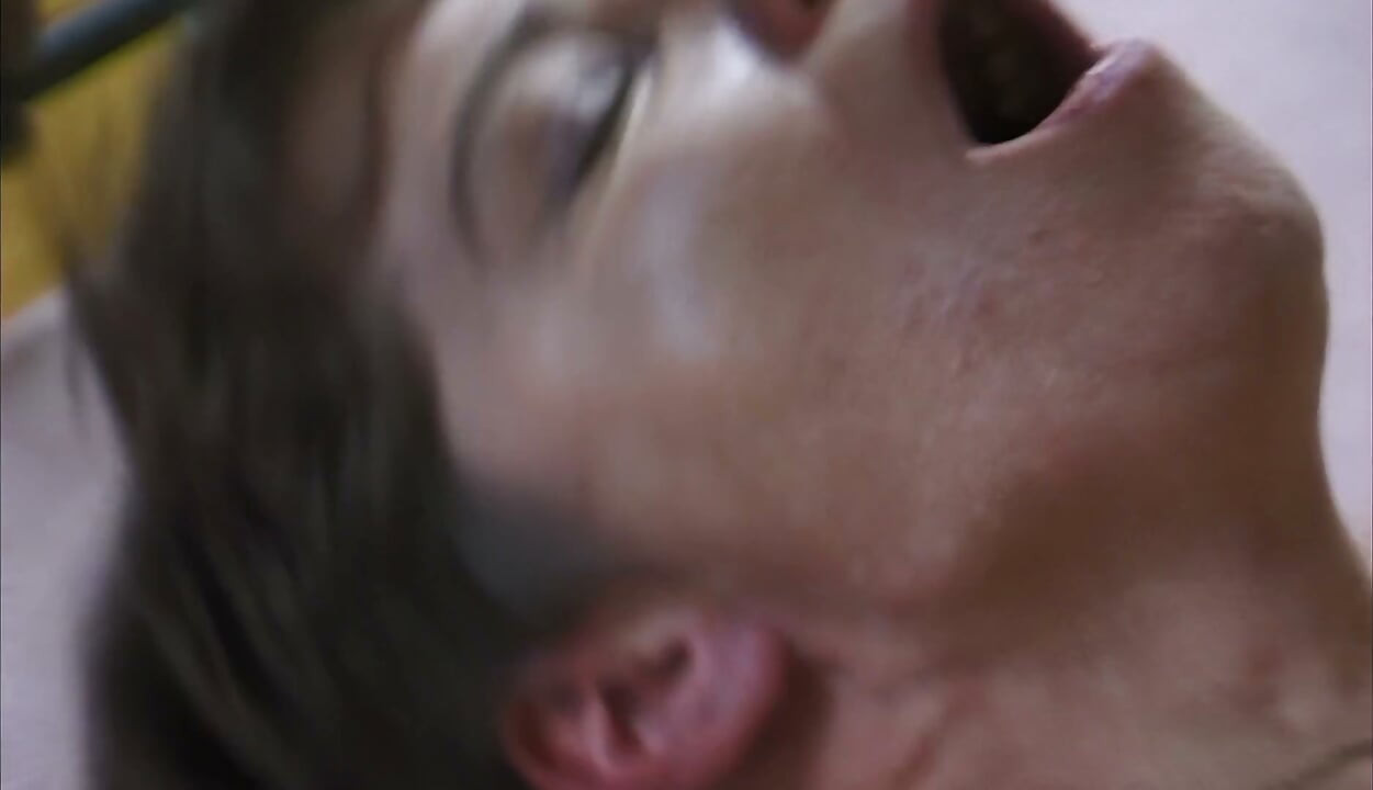 Slet vol sperma zuigt de lul schoon na een facial