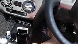 Masturbação usando saia de cetim enquanto dirige