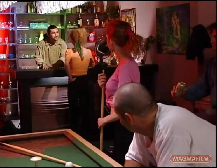 Najhrabrija od tri djevojke u biljarskom salonu dobiva pušenje od šefa DJ-a