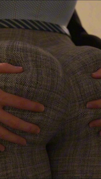 Snažan trenutak iz "Romantičnog ljubljenja i zaljubljivanja u njegovu vruću seksi MILF stanodavku - Srčani problemi 21"