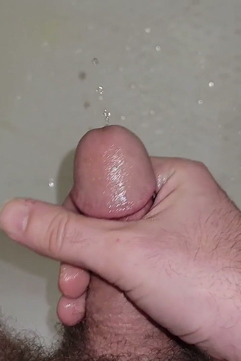 Obejrzyj mój peehole jak siusiu i siusiu z siusiu mieszany w mojej spermie!