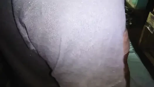 Dörtte yerde bir yatak, kırık bir ayna, düşmüş bir hayran ve bir tripodla sikişiyoruz