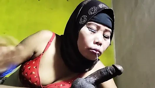 Biz üvey annem ve ben aynı yatağı paylaşıyoruz ve sonunda yarağımı emiyor