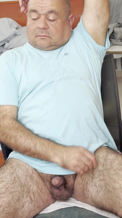 Açık yatak odası penceresinin önünde oyuncu, azgın ruh hali