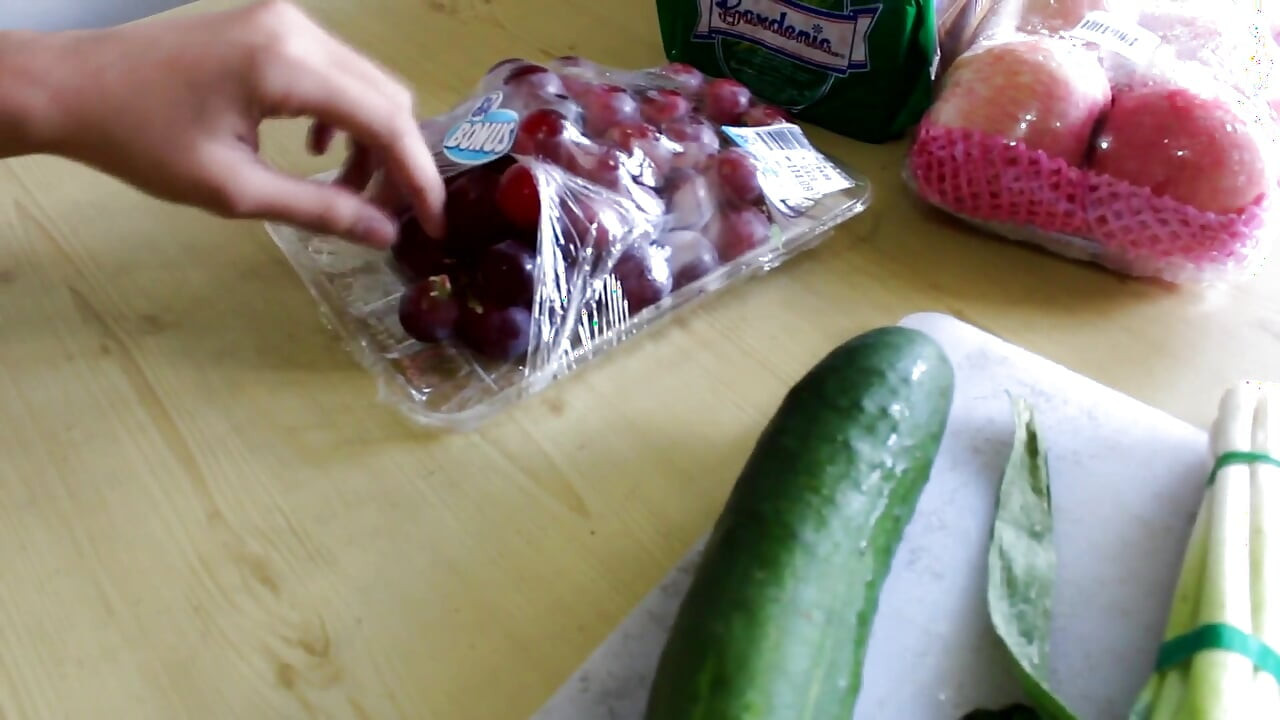 Urocza azjatycka nastolatka cieszyć się fetyszem jedzenia