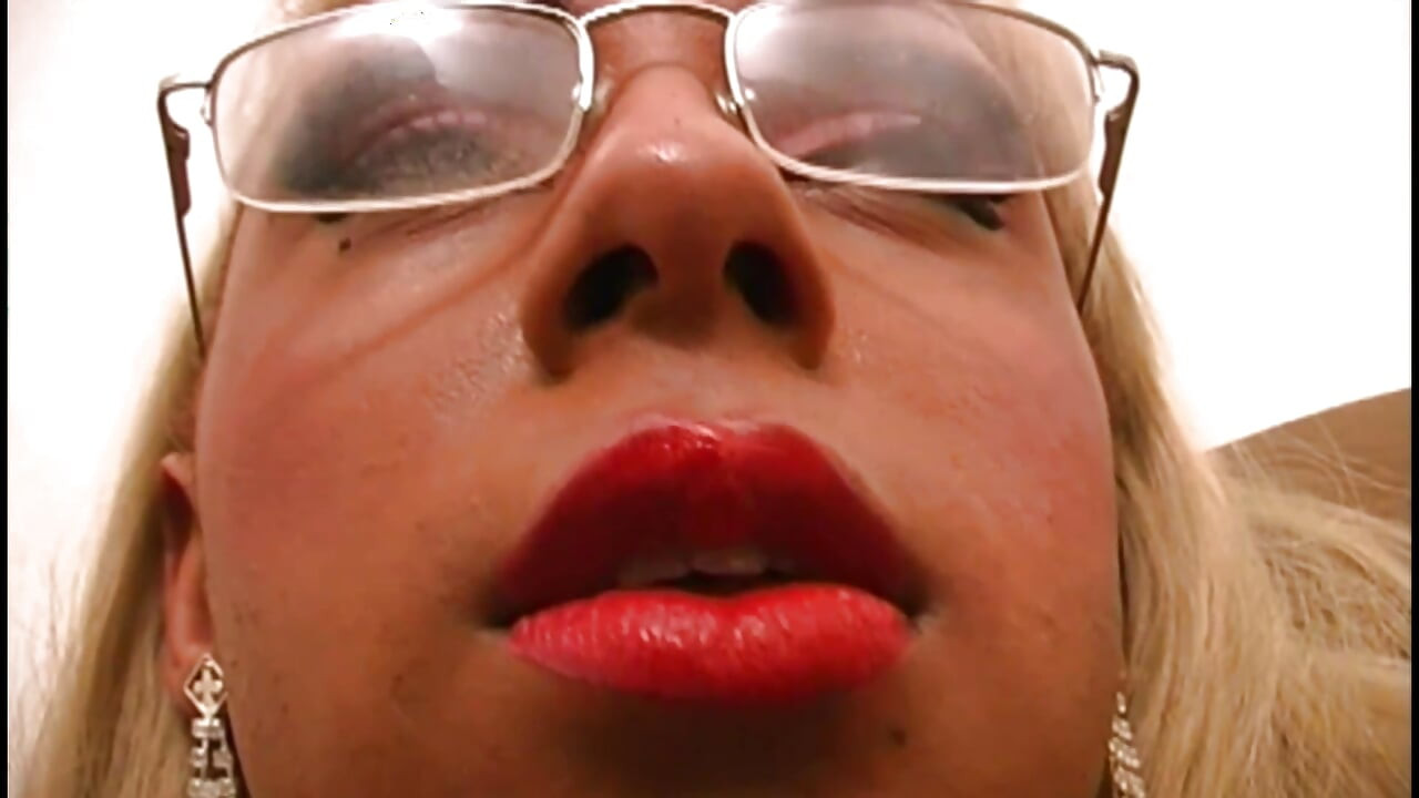 An Orgy in a Club to Fuck This Trans and Her Slutty Friend