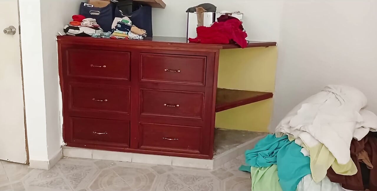 Tombul kız odayı topluyor ve kıyafetlerini katlıyor