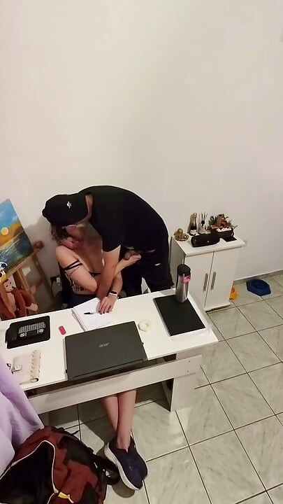 Baszkodja a mostohalányát, amíg szét nem élvezi az egész testén.