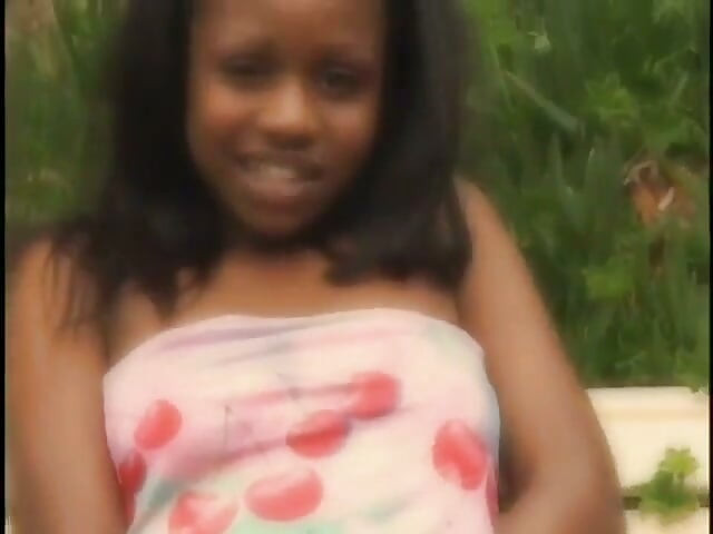 Sweet ass black babe får hennes twat sugs och knullas av tjock svart kuk