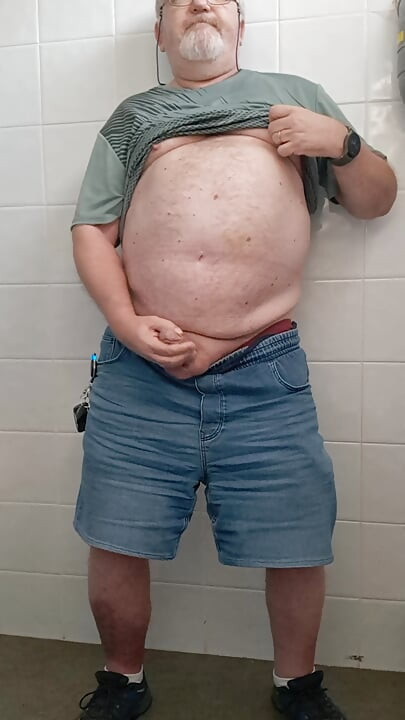 Small handjob in the toilet