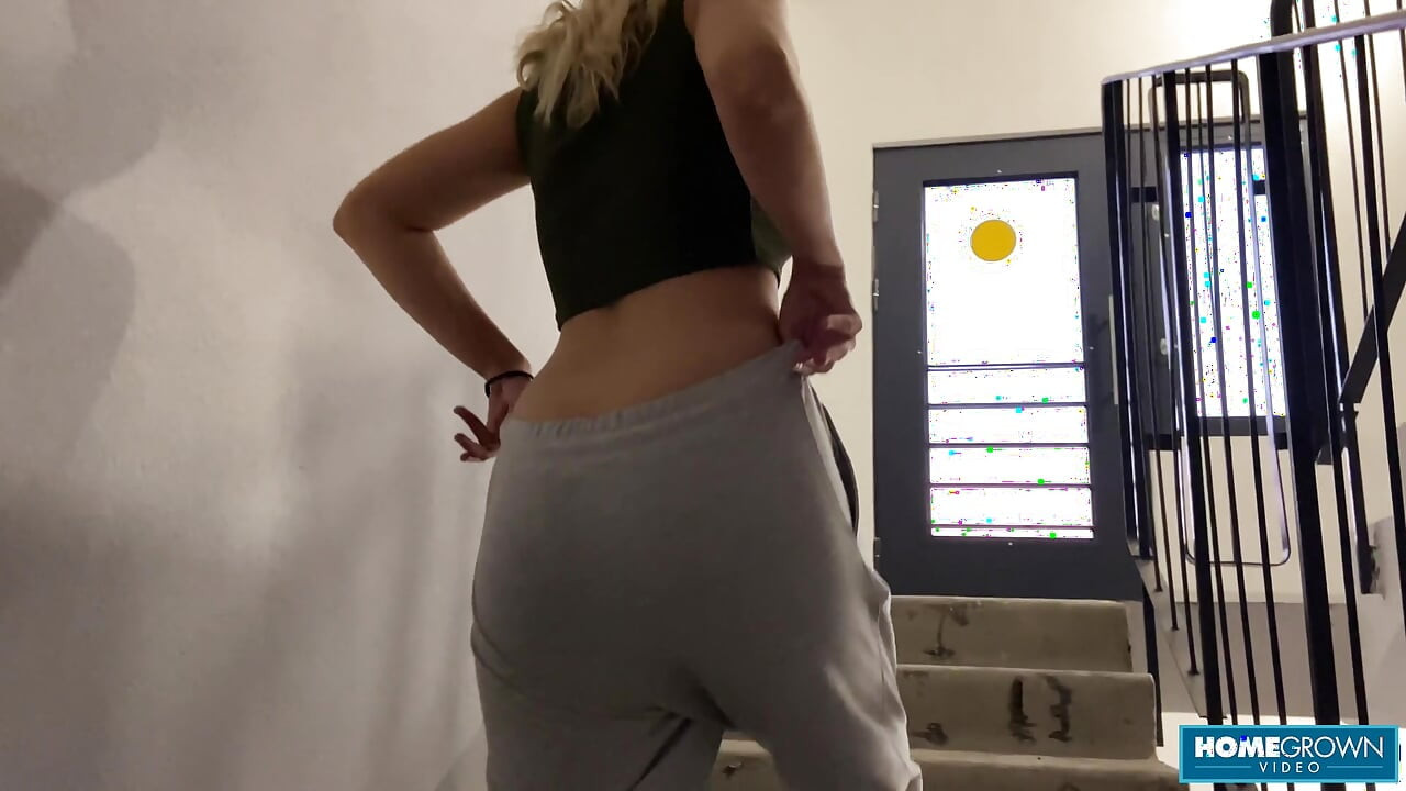 Seksi par pretvara svoju obilazak zgrade u vruće zadirkivanje na krovu