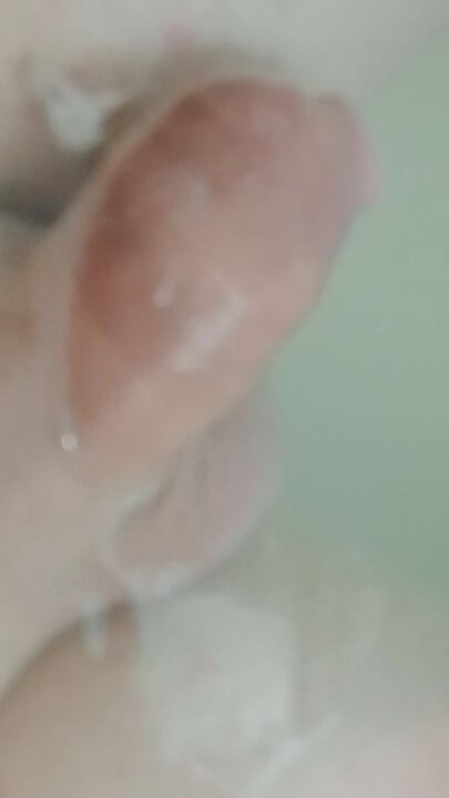 Jerking off in the bathtub lots of cum