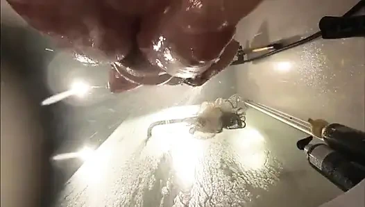 Üvey kız kardeşlerin banyosunda web kamerası. Erkek arkadaşıyla seks yaptıktan sonra ıslak amcık